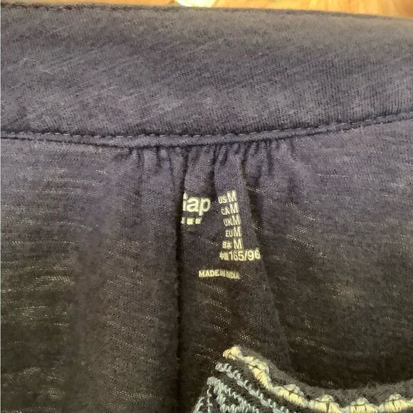 💙 GAP Embroidered V-Neck Sleeveless Top – Navy Blue, Size Medium - Picture 5 of 5